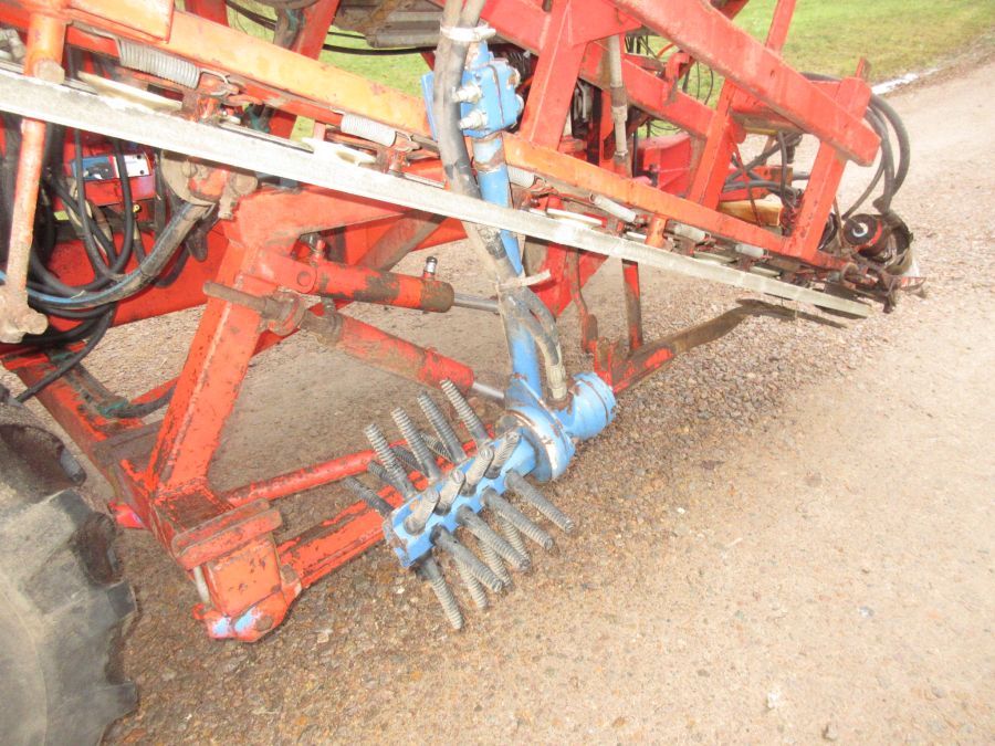 5741 Simon carrot harvester 1 row with bunker