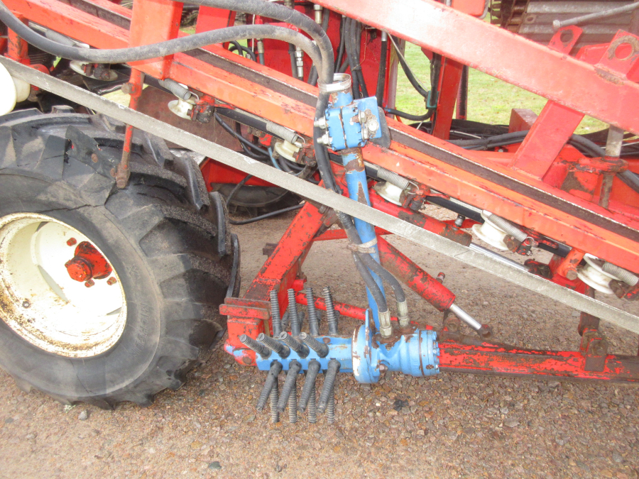 5741 Simon carrot harvester 1 row with bunker