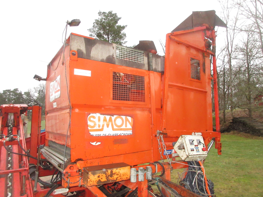 5741 Simon carrot harvester 1 row with bunker