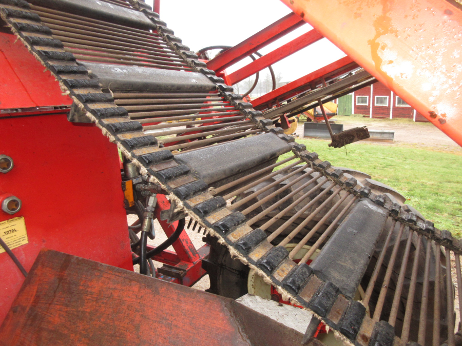 5741 Simon carrot harvester 1 row with bunker