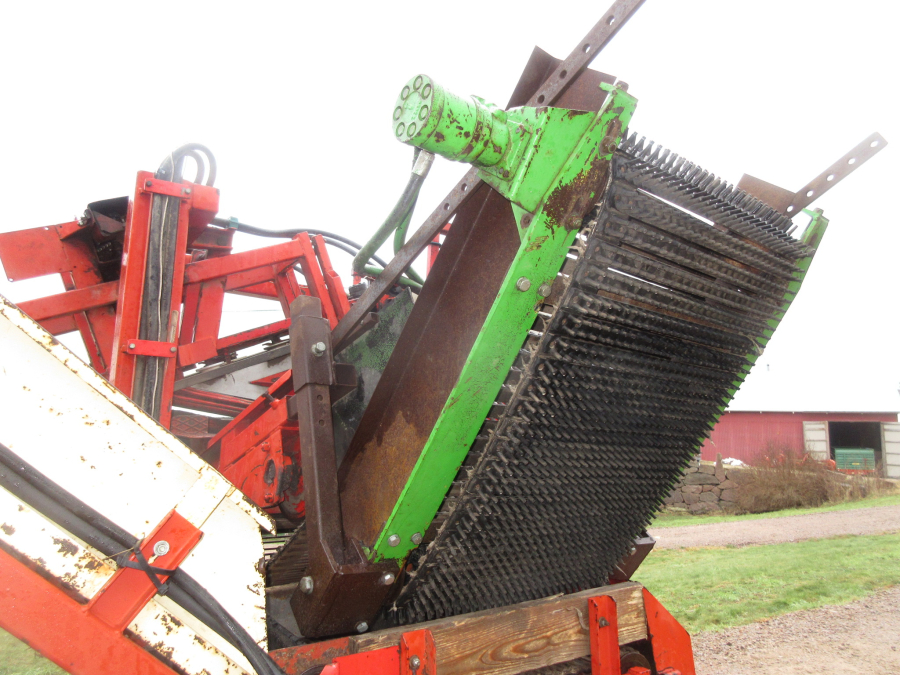 5741 Simon carrot harvester 1 row with bunker
