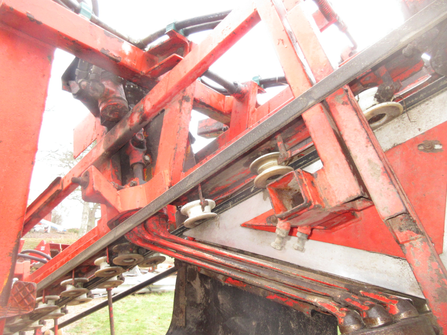 5741 Simon carrot harvester 1 row with bunker