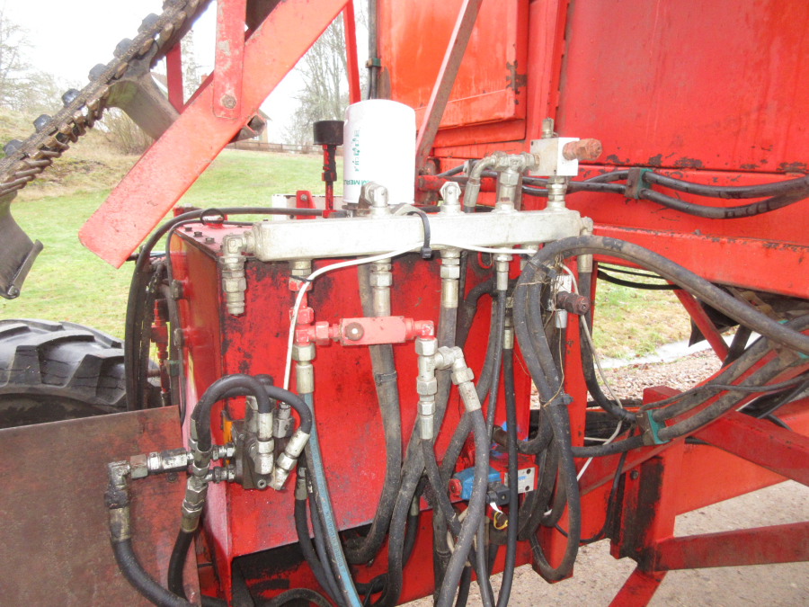 5741 Simon carrot harvester 1 row with bunker