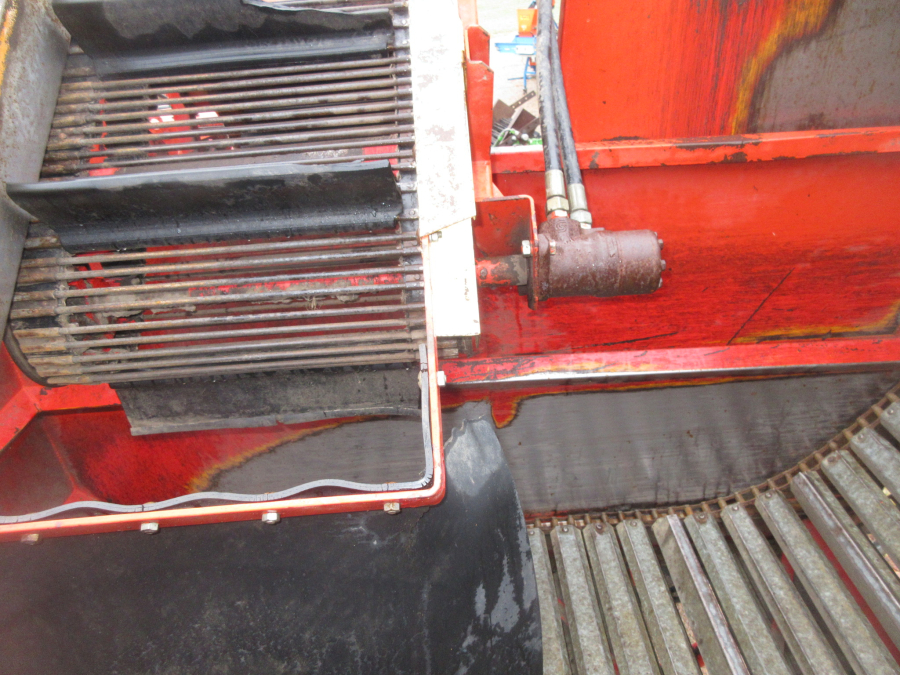 5741 Simon carrot harvester 1 row with bunker