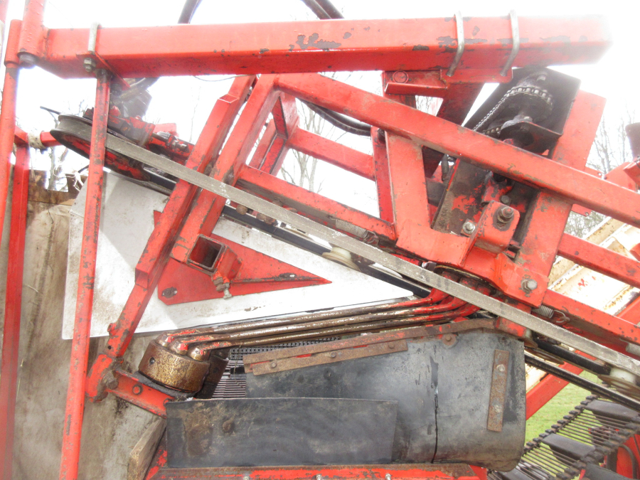 5741 Simon carrot harvester 1 row with bunker