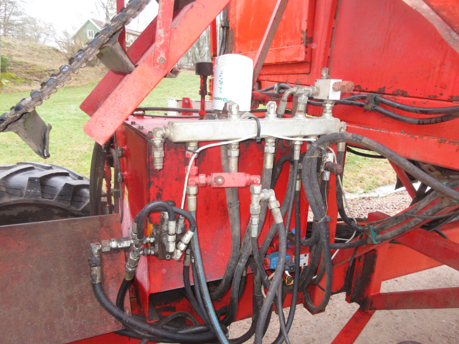 5741 Simon carrot harvester 1 row with bunker