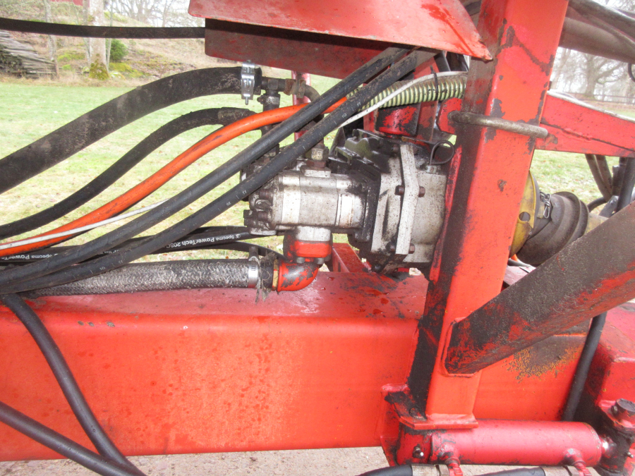 5741 Simon carrot harvester 1 row with bunker