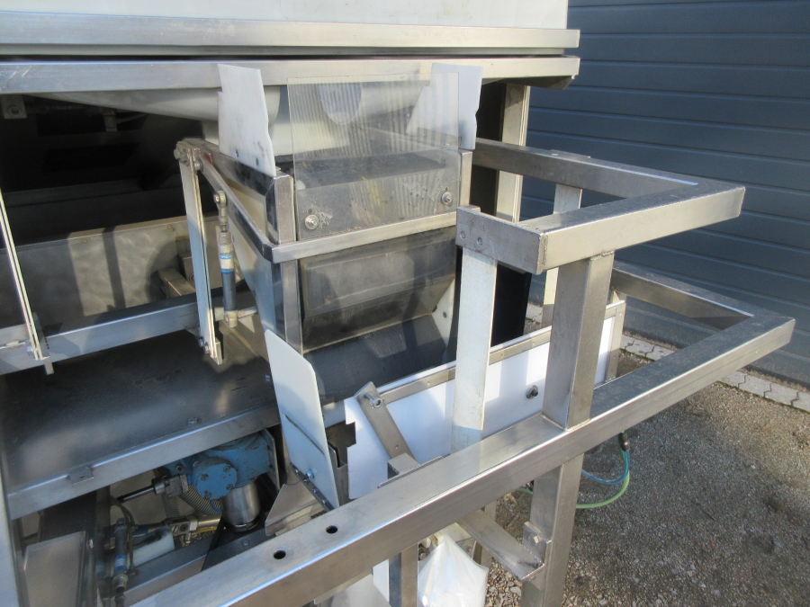 5752 Newtec 2000/G40 weigher and bagger