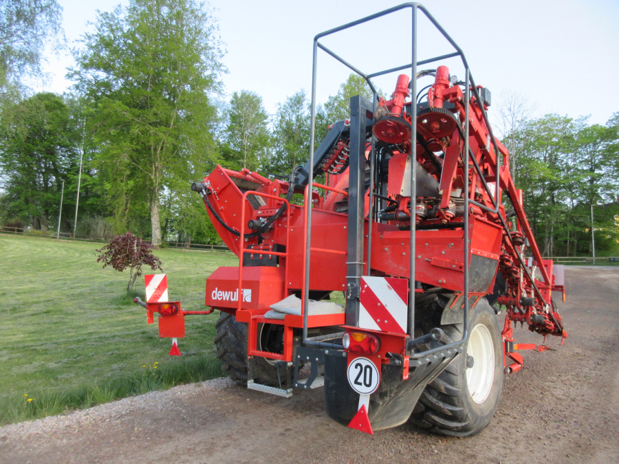 5813 Dewulf GBC carrot harvester 1 row with bunker