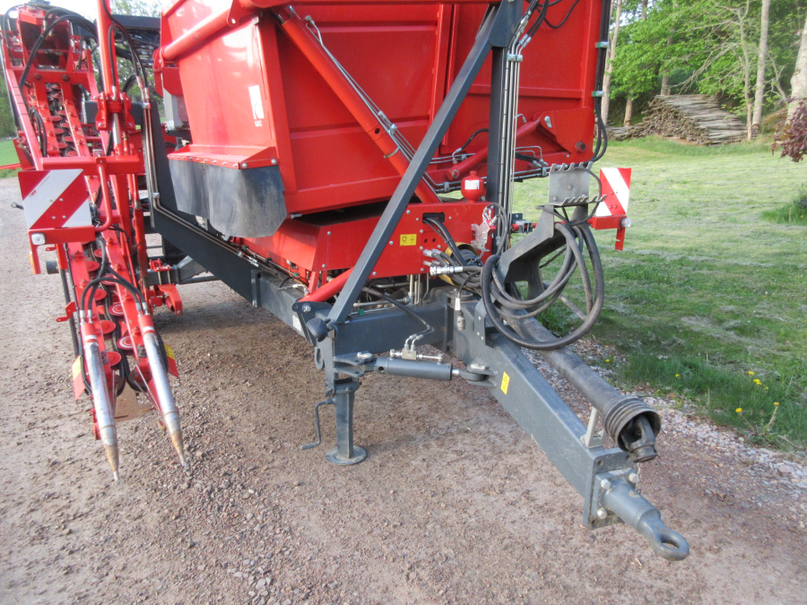 5813 Dewulf GBC carrot harvester 1 row with bunker