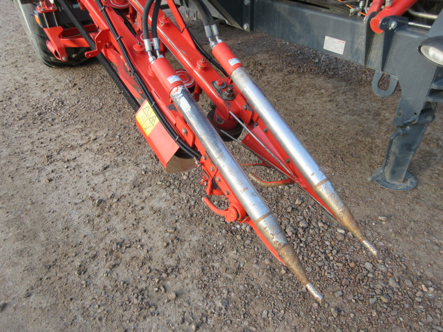 5813 Dewulf GBC carrot harvester 1 row with bunker