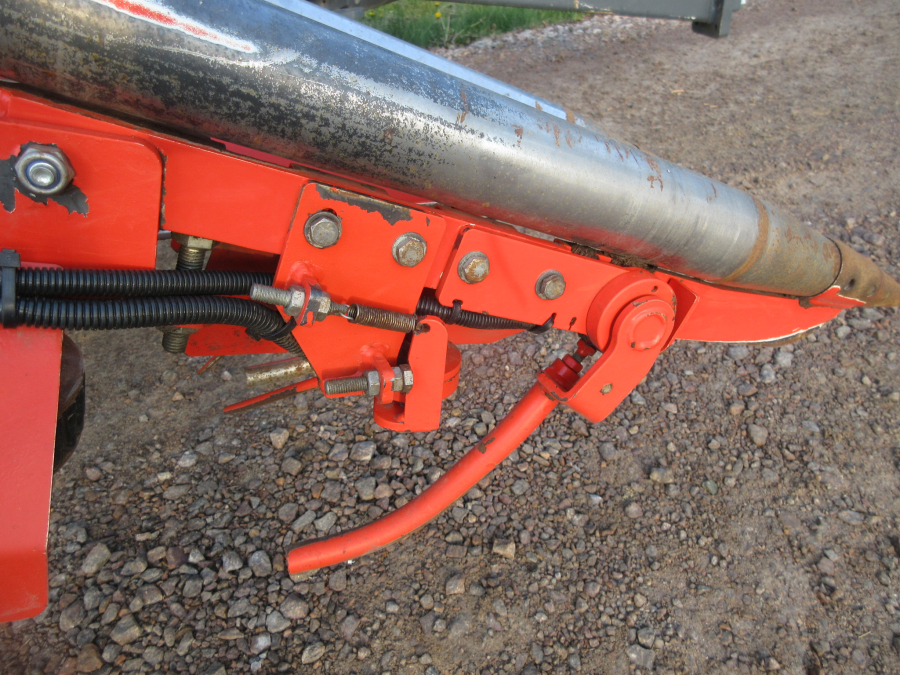 5813 Dewulf GBC carrot harvester 1 row with bunker