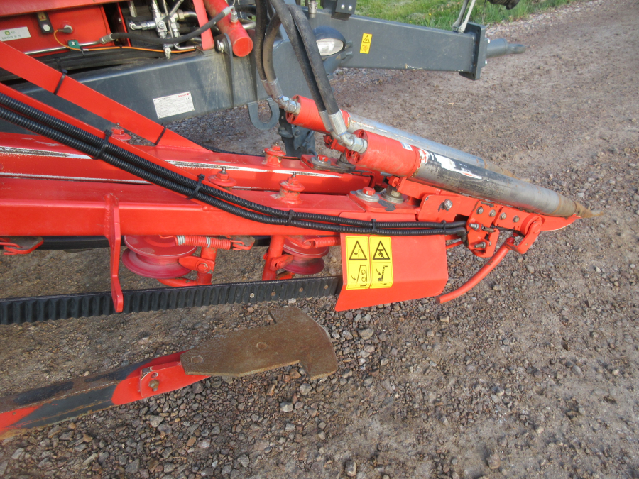5813 Dewulf GBC carrot harvester 1 row with bunker