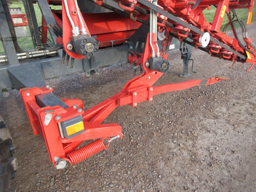 5813 Dewulf GBC carrot harvester 1 row with bunker