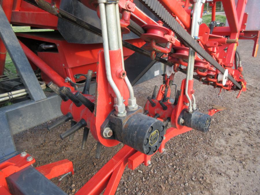 5813 Dewulf GBC carrot harvester 1 row with bunker