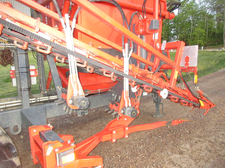 5813 Dewulf GBC carrot harvester 1 row with bunker