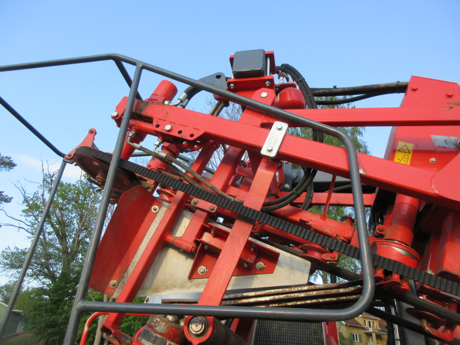 5813 Dewulf GBC carrot harvester 1 row with bunker