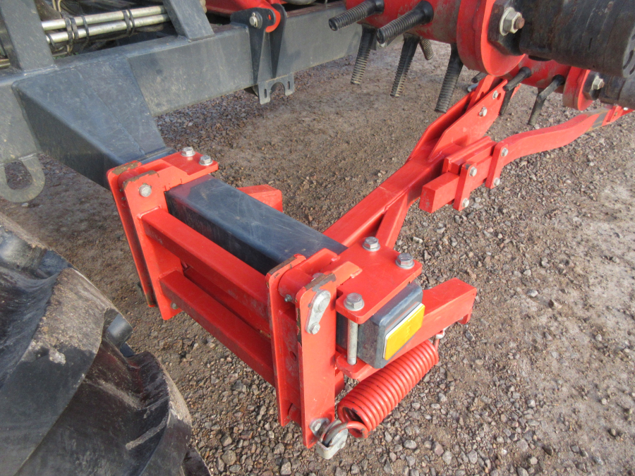 5813 Dewulf GBC carrot harvester 1 row with bunker
