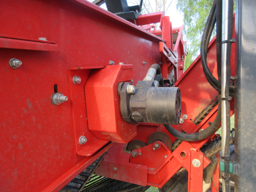 5813 Dewulf GBC carrot harvester 1 row with bunker