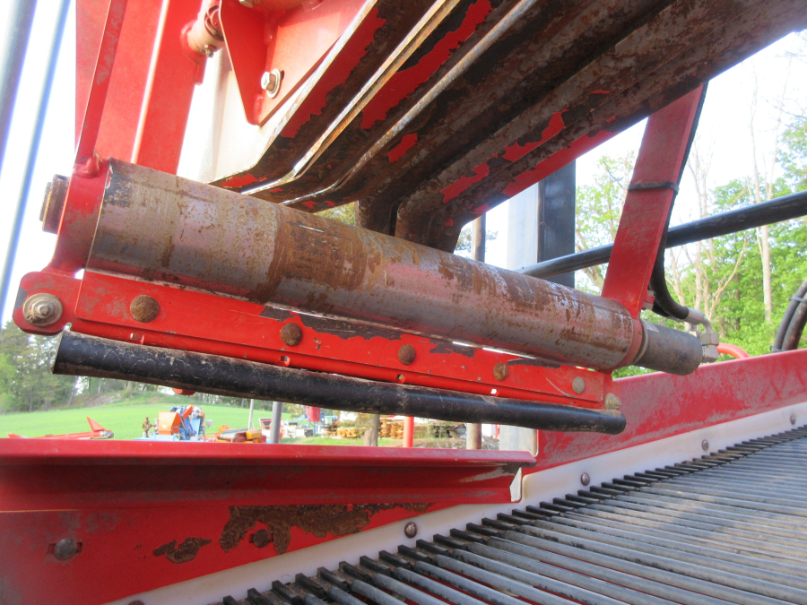 5813 Dewulf GBC carrot harvester 1 row with bunker