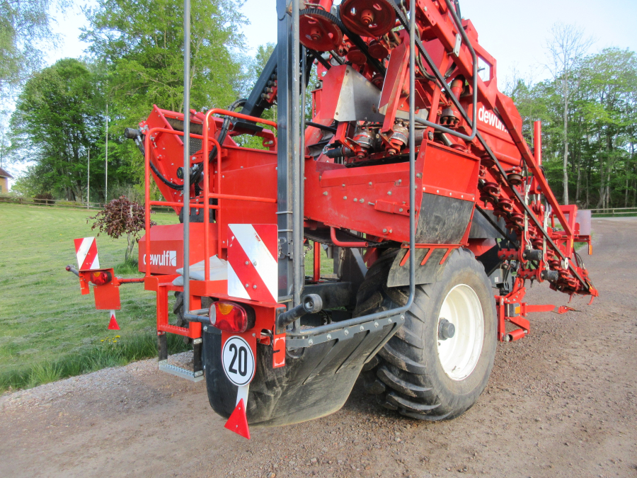 5813 Dewulf GBC carrot harvester 1 row with bunker