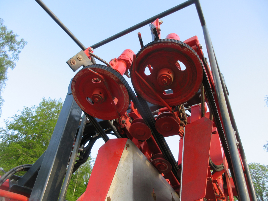 5813 Dewulf GBC carrot harvester 1 row with bunker