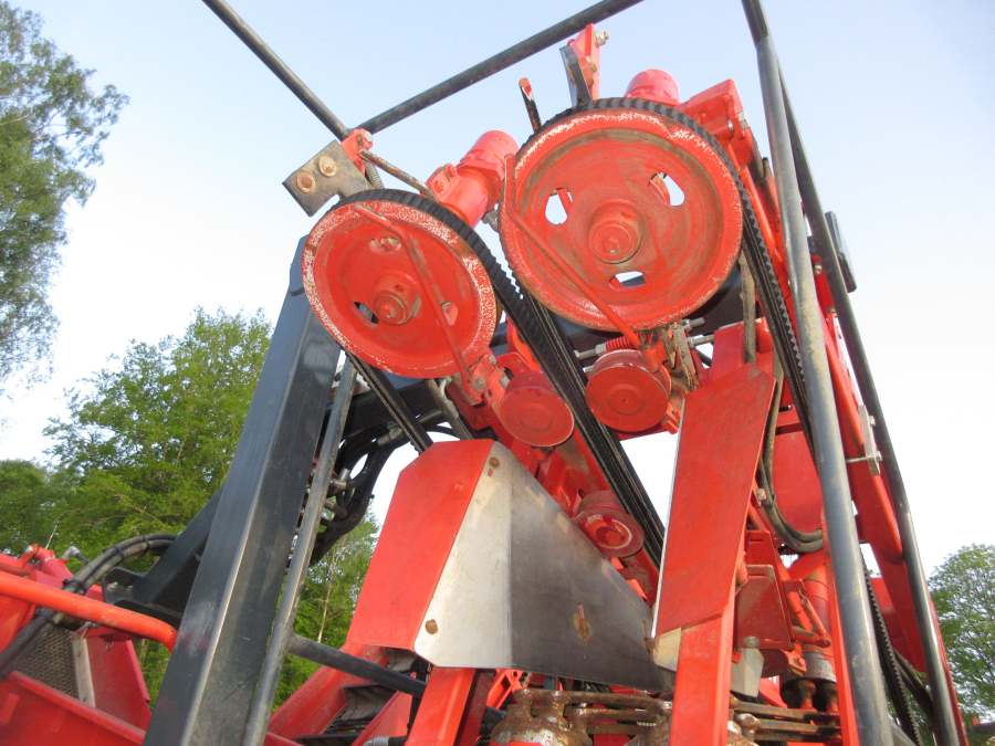 5813 Dewulf GBC carrot harvester 1 row with bunker