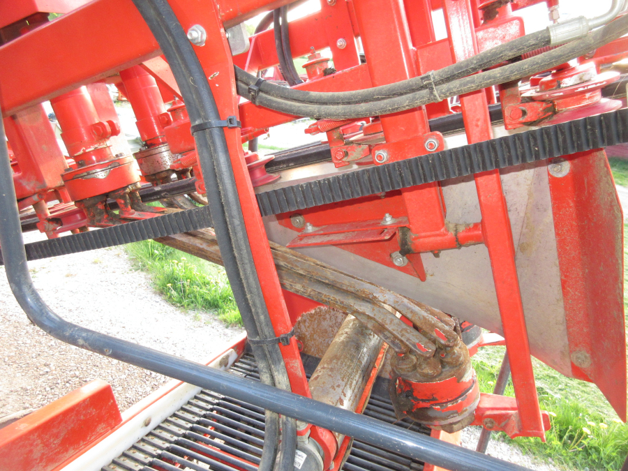 5813 Dewulf GBC carrot harvester 1 row with bunker