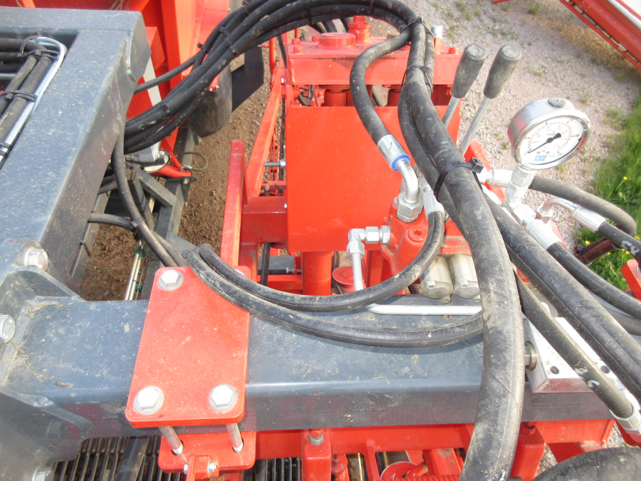 5813 Dewulf GBC carrot harvester 1 row with bunker