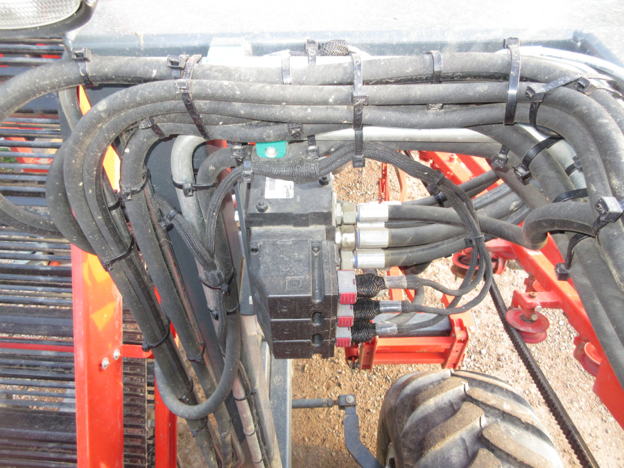 5813 Dewulf GBC carrot harvester 1 row with bunker