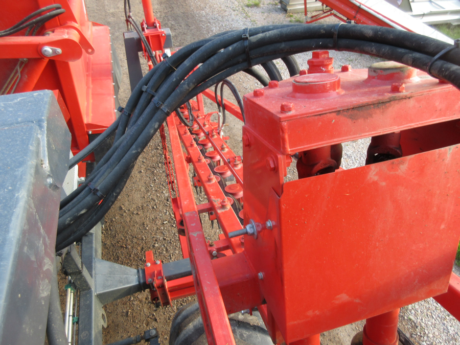 5813 Dewulf GBC carrot harvester 1 row with bunker