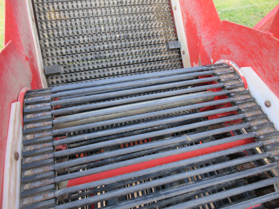 5813 Dewulf GBC carrot harvester 1 row with bunker