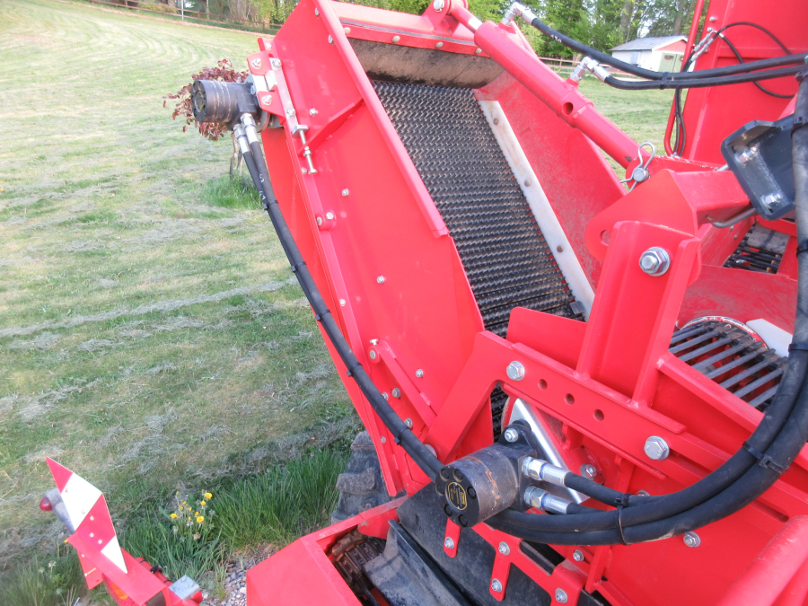 5813 Dewulf GBC carrot harvester 1 row with bunker