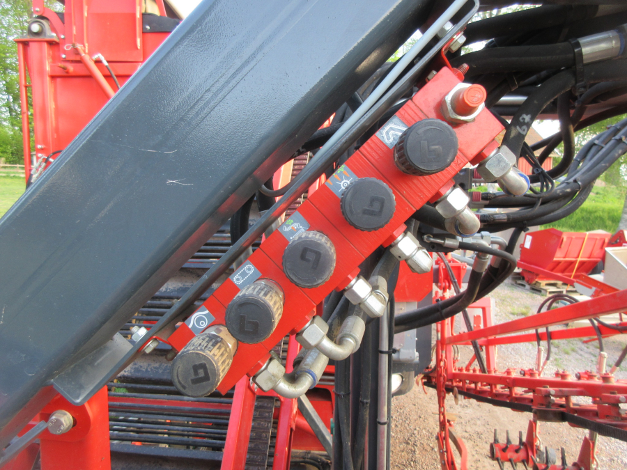 5813 Dewulf GBC carrot harvester 1 row with bunker