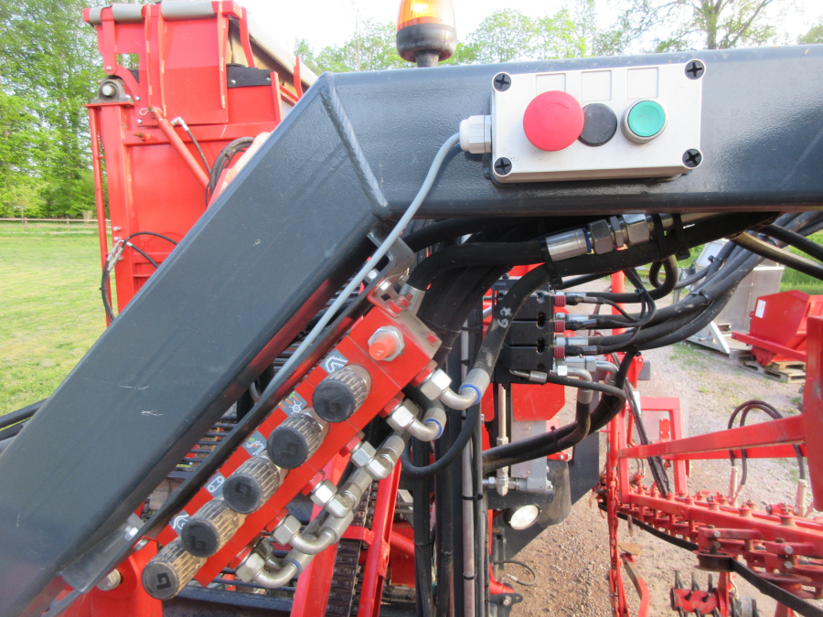 5813 Dewulf GBC carrot harvester 1 row with bunker