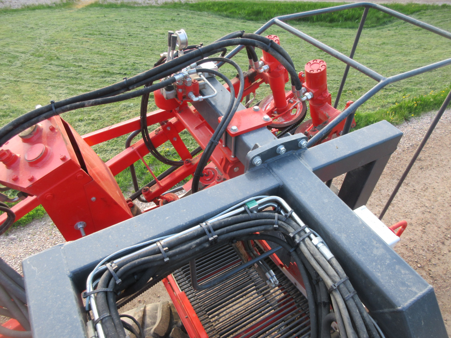 5813 Dewulf GBC carrot harvester 1 row with bunker