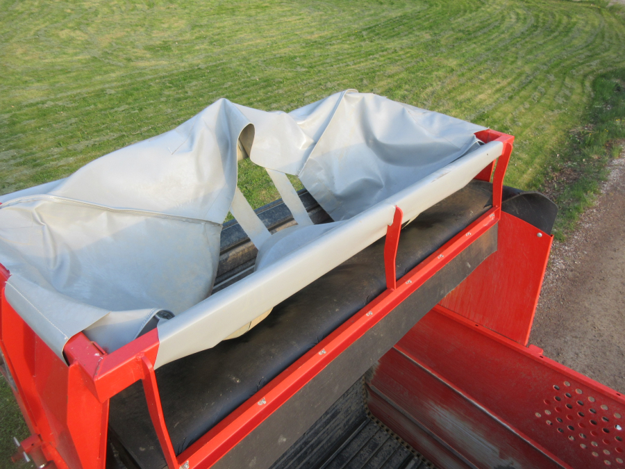 5813 Dewulf GBC carrot harvester 1 row with bunker