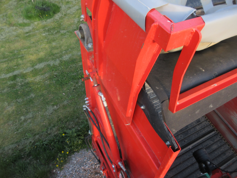 5813 Dewulf GBC carrot harvester 1 row with bunker