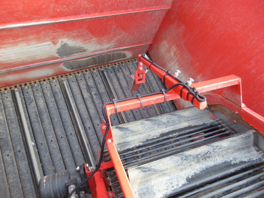 5813 Dewulf GBC carrot harvester 1 row with bunker