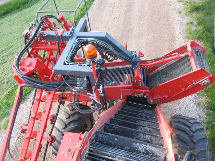 5813 Dewulf GBC carrot harvester 1 row with bunker