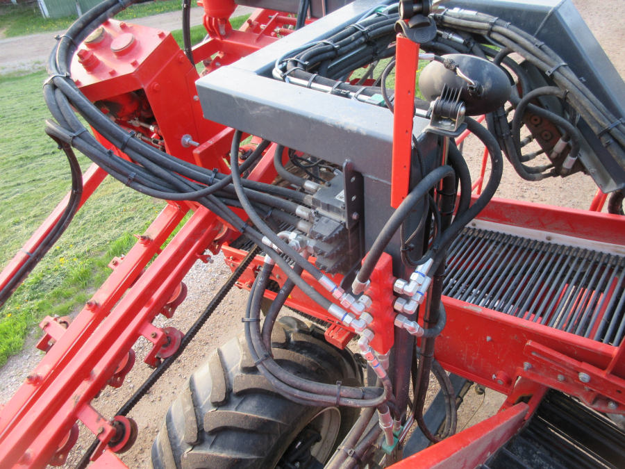 5813 Dewulf GBC carrot harvester 1 row with bunker