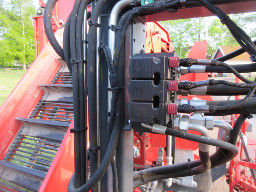 5813 Dewulf GBC carrot harvester 1 row with bunker