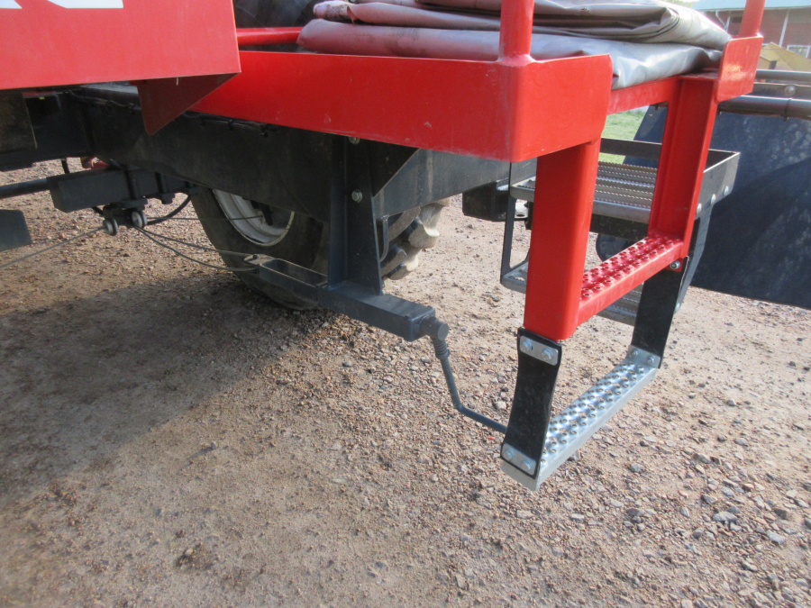 5813 Dewulf GBC carrot harvester 1 row with bunker