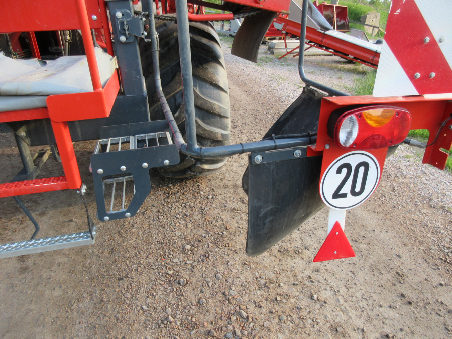 5813 Dewulf GBC carrot harvester 1 row with bunker