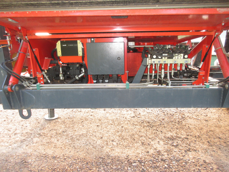 5813 Dewulf GBC carrot harvester 1 row with bunker