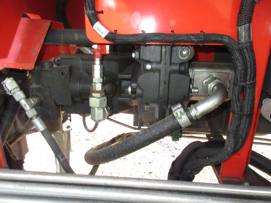 5813 Dewulf GBC carrot harvester 1 row with bunker