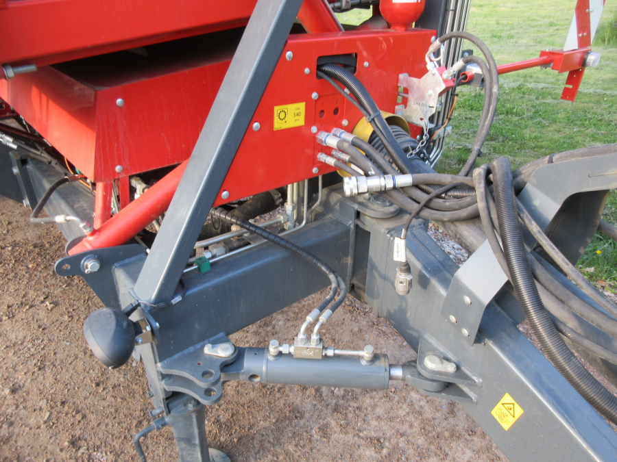 5813 Dewulf GBC carrot harvester 1 row with bunker