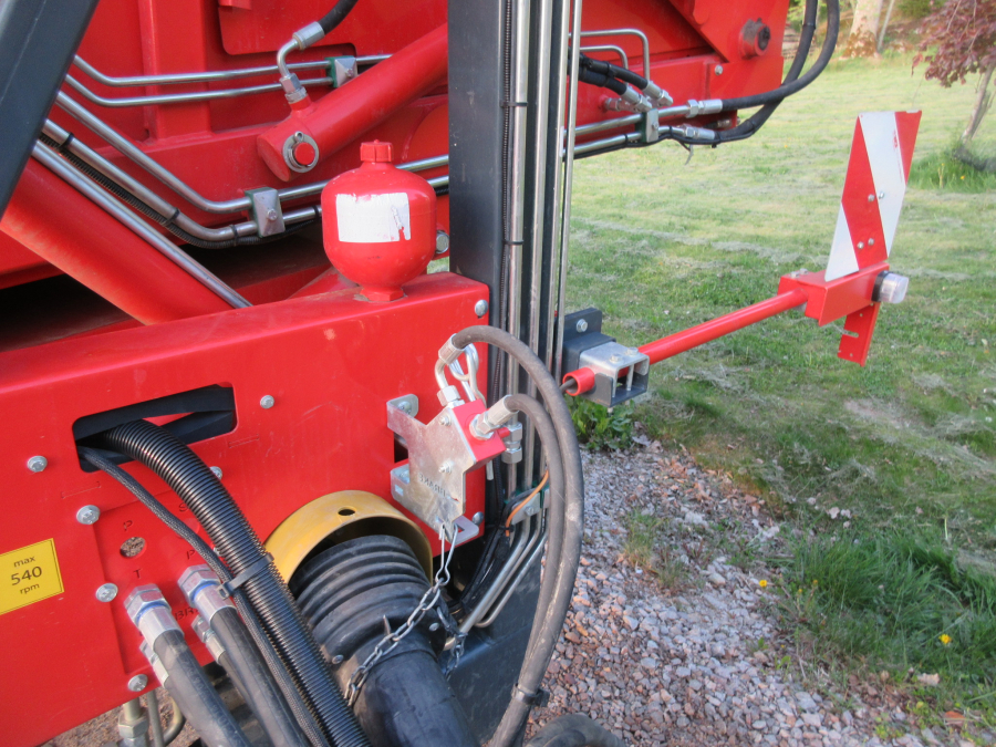 5813 Dewulf GBC carrot harvester 1 row with bunker