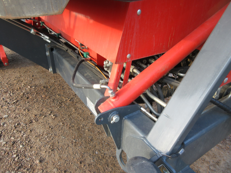 5813 Dewulf GBC carrot harvester 1 row with bunker