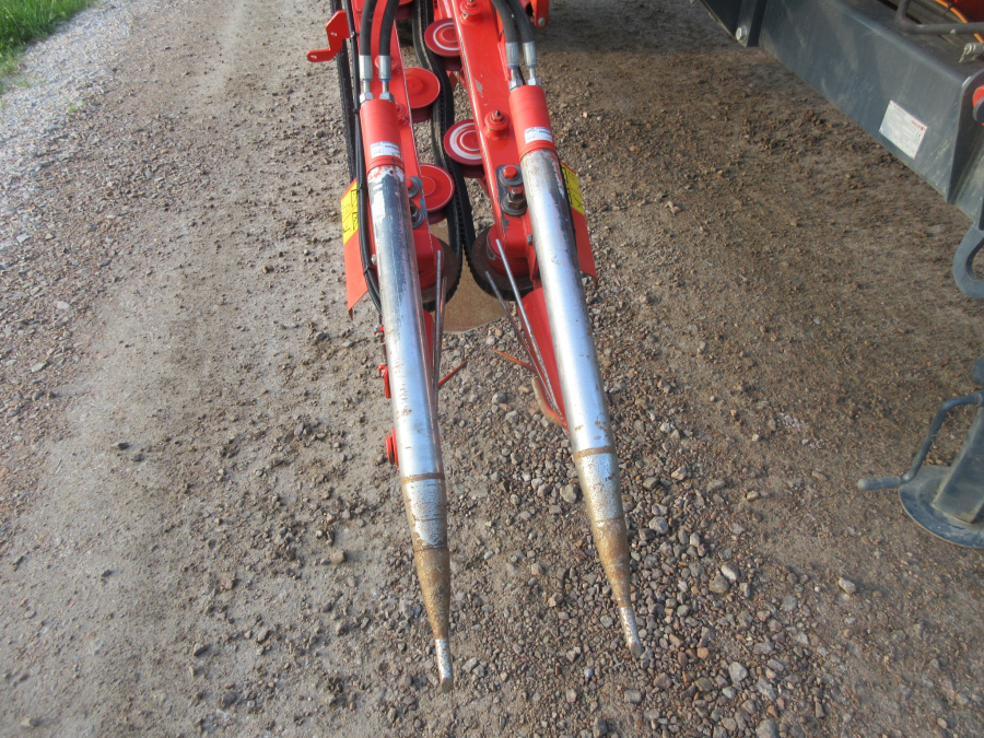 5813 Dewulf GBC carrot harvester 1 row with bunker
